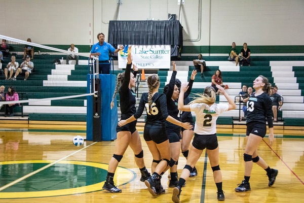 Volleyball Sweeps FSCJ at Home